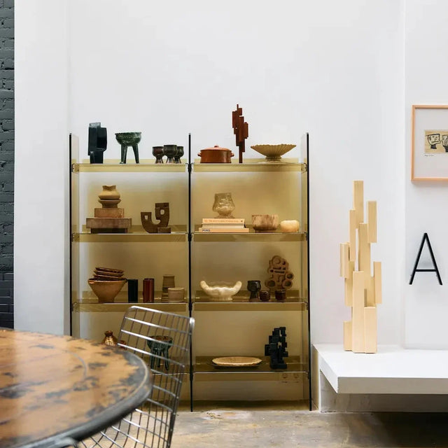 HKliving Showroom Amsterdam – Glasvitrine mit Keramik-Wohnaccessoires,
Skulpturen und Designobjekten im charakteristischen HKliving Retro-Stil