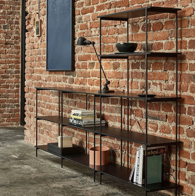 Regal im Industrial Style in einem Loft mit Backsteinwand
