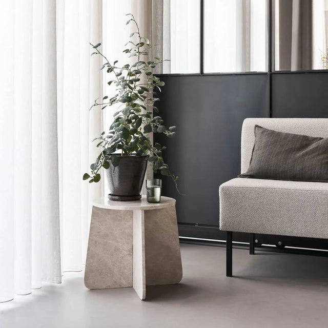 Beistelltisch Serie Marb Beige von House Doctor - mit Blumentopf dekoriert