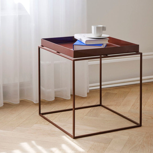 Beistelltisch Tray Table Chocolate dekoriert - HAY - DesignWe.Love