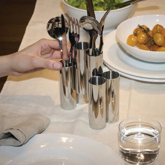 Alessi Canale Besteckhalter für den Tisch mit Besteck auf gedecktem Esstisch