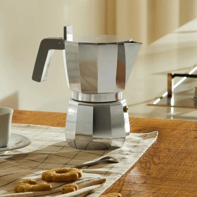 Alessi Moka Espressokocher auf der Arbeitsplatte mit Gebäck