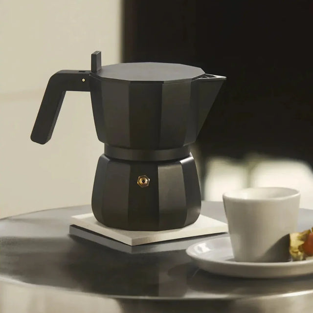 Alessi Moka Espressokocher in Schwarz im Küchenkontext