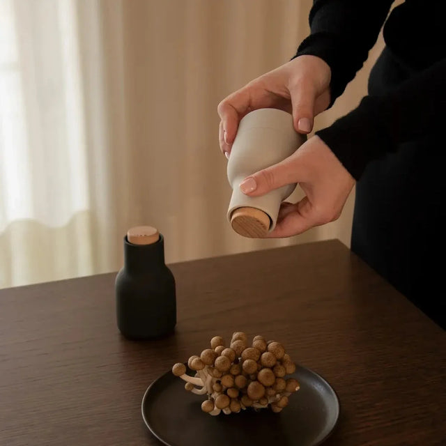Audo Bottle Grinder Small Salz- und Pfeffermühle beim stilvollen Würzen am Tisch