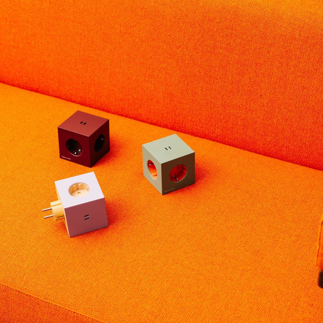 Avolt Square 2 Lavender Glow Bauhaus Archiv Steckdosenleiste USBC - DesignWe.Love