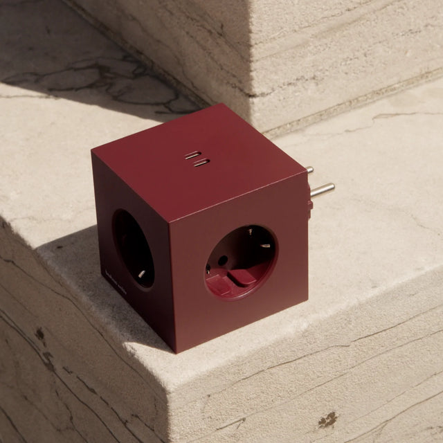Avolt Square 2 Mulberry Red Bauhaus Archiv Steckdosenleiste USBC
