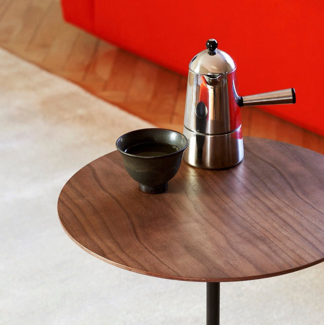 Beistelltisch Lato LN8 rund Lacquered Walnut/Emperador - &Tradition - DesignWe.Love