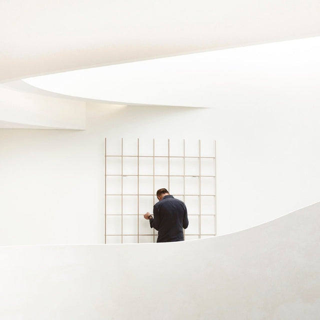 Bücherregal Open49 Weiß im Raum, minimalistisches Design-Bücherregal - Breuer & Bono