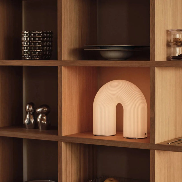 Ceramic Basket Small Silber im Bücherregal - ferm LIVING - DesignWe.Love