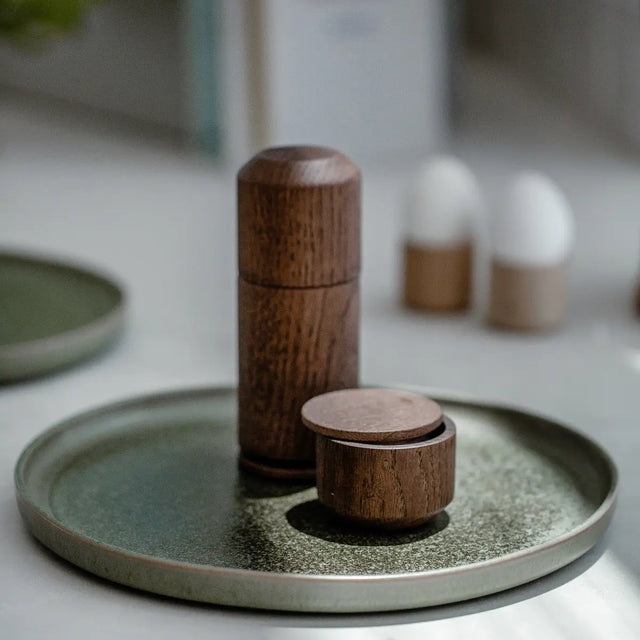 Crush Me Pfeffermühle aus Eiche Geräuchert mit Keramikmahlwerk von EKTA Living im Wohnraum