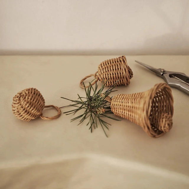 ferm LIVING Braided Bell Baubles als Tischdeko mit Tannengrün