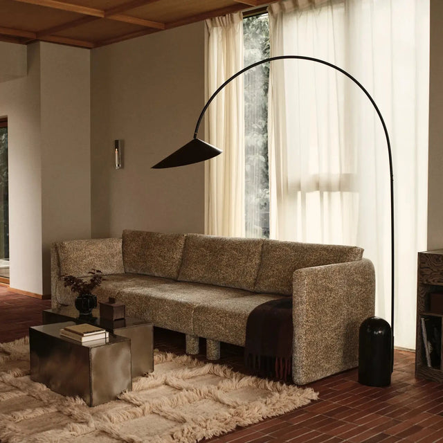 ferm LIVING Ferra Couchtisch aus Metall im Wohnzimmer vor dem Sofa