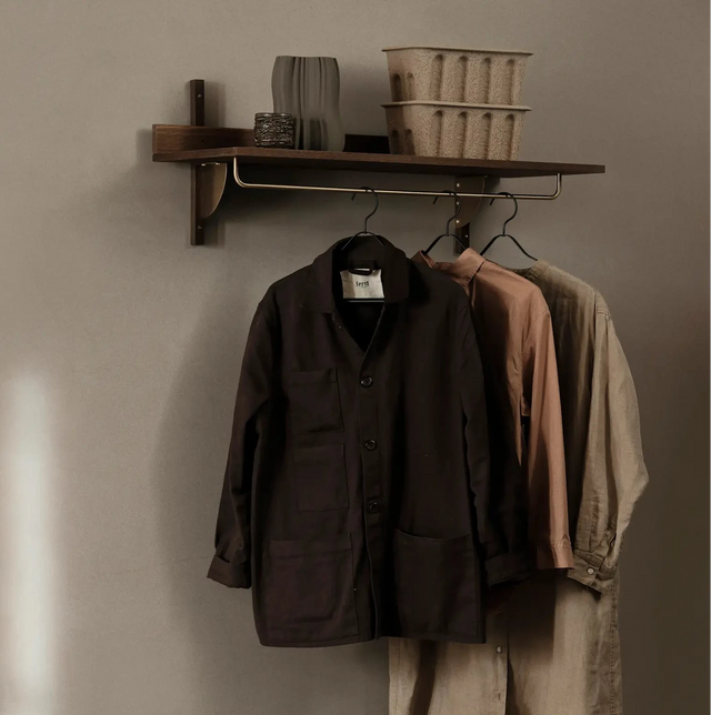 ferm LIVING Sector Rack Wandgarderobe mit Ablage und Kleiderstange im Flur