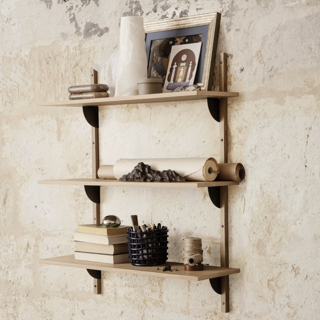 ferm LIVING Sector Shelf Triple Wide – Wandregal aus Eiche natur mit geschwärztem Messing, 87 × 102 cm