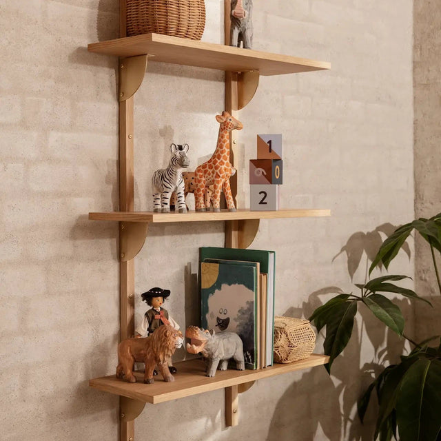 ferm LIVING Sector Shelf Triple Wide – Wandregal aus Eiche natur mit poliertem Messing, 87 × 102 cm