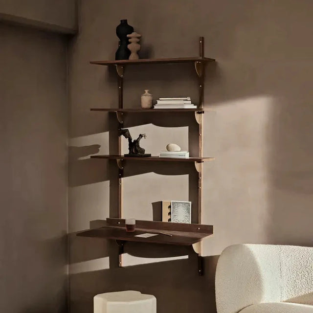 ferm LIVING Sector Shelf und Schreibtischmodul – Wandregal aus geräucherter Eiche mit Messing