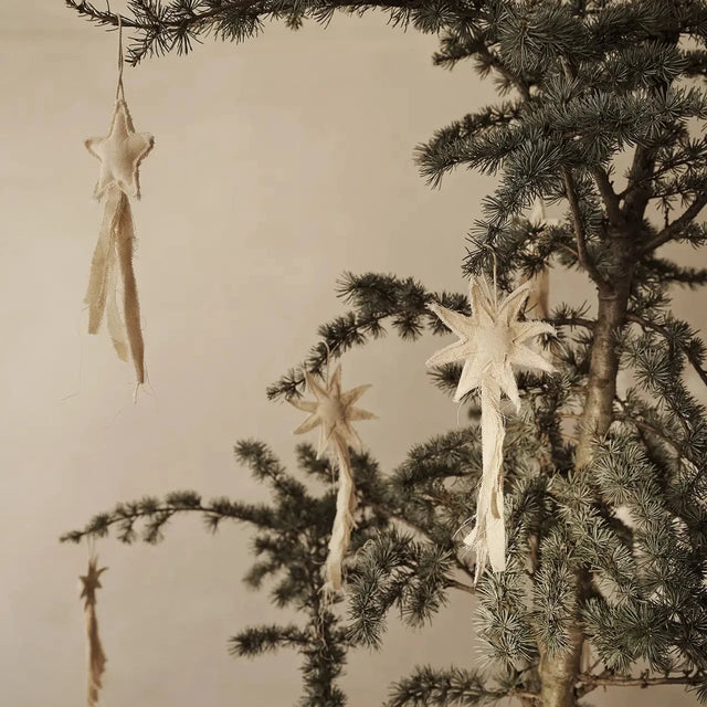 ferm LIVING Vela Stoffsterne als Christbaumschmuck am Tannenbaum