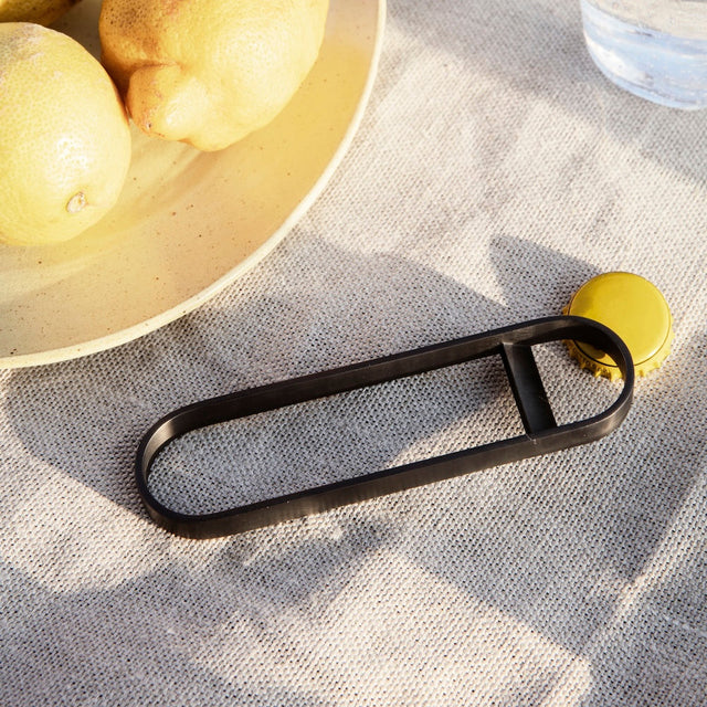 Flaschenöffner Fein black brass - ferm LIVING