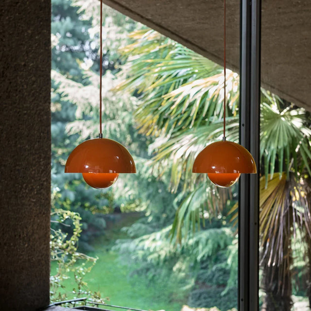 Zwei Flowerpot VP1 Pendelleuchten in Orange am Fenster – &Tradition Hängelampe von Verner Panton