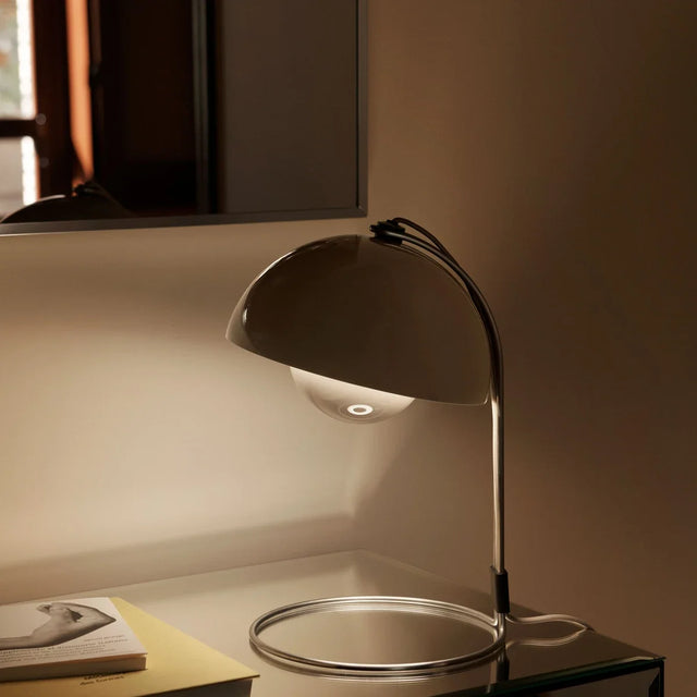 Flowerpot VP4 Tischleuchte Grey Beige Ø 23 cm von &Tradition – Tischlampe im Wohnraum