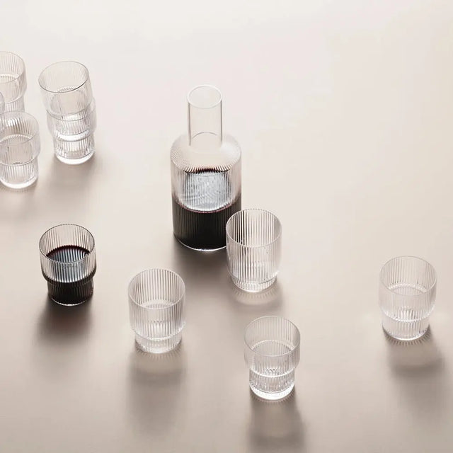Geriffelte Gläser Ripple klar und Karaffe - Trinkgläser im 4er Set von ferm LIVING