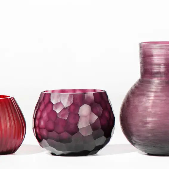 GUAXS Somba Teelicht Amethyst auf dem Tisch dekoriert mit anderen Vasen – mundgeblasenes Glasteelicht mit Wabenstruktur, H 8 cm
