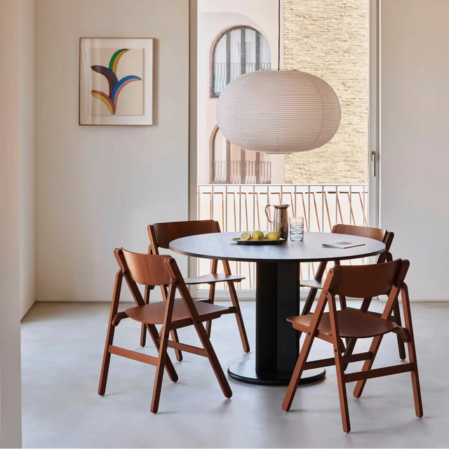 HAY Backflip Chair in Bronze um den HAY Chisel Table, mit Paper Shade Ellipse – Esszimmer Lifestyle