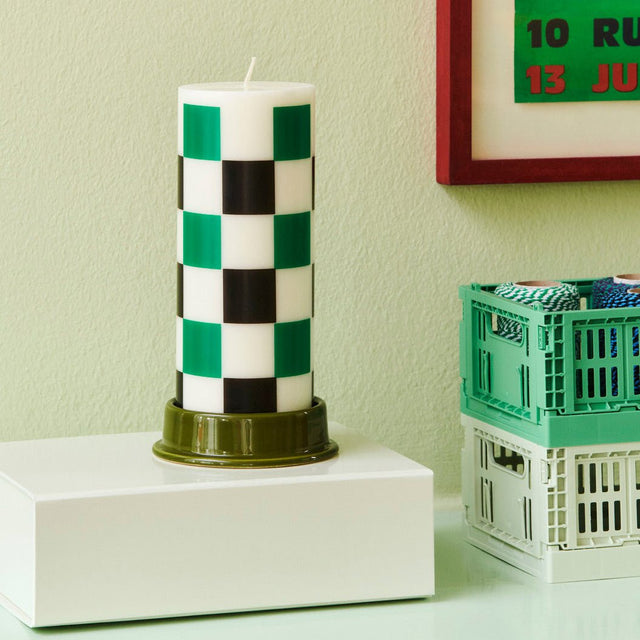 Column Candle Stumpenkerze Medium Off-White Gruen Schwarz im Regal - HAY