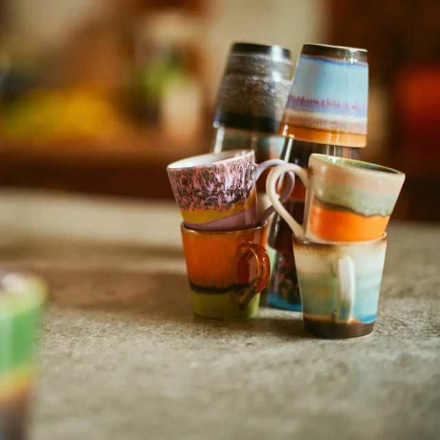 HK Living 70s Ceramics Espresso Tassen Retro 4er Set – Espressotassen aus Keramik mit reaktiver Glasur, 80 ml, auf dem Esstisch
