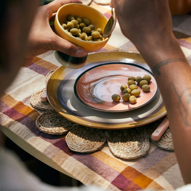 HKliving 70s Ceramics Essteller Coconut und Frühstücksteller mit Oliven