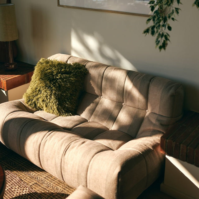 HKliving Lazy Lounge Bench Reeds im Wohnraum mit natürlicher Einrichtung