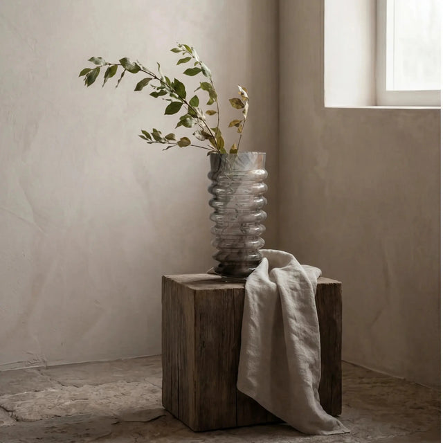 ISAA Vase Fiprion lichtbraun auf Holzblock im minimalistischen Interieur