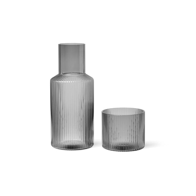 Ripple Wasserkaraffe mit Glas grau aus Rauchglas – ferm LIVING
