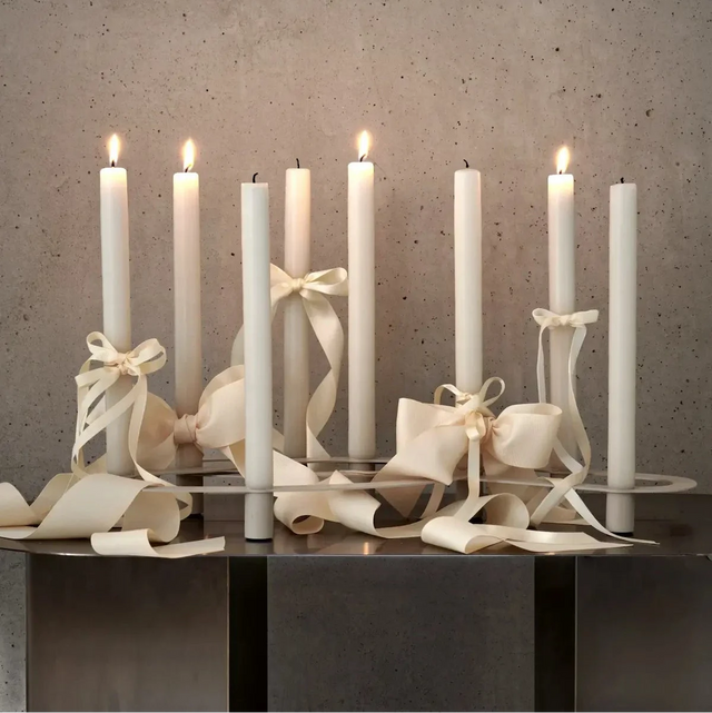blomus ARO Kerzenhalter Moonbeam mit brennenden Stabkerzen und Schleifen – Tischdekoration bei DesignWe.Love