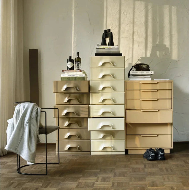 Verschiedene Schubladenschränke und Kommode mit 8 Schubladen Cream HKliving – Lifestyle