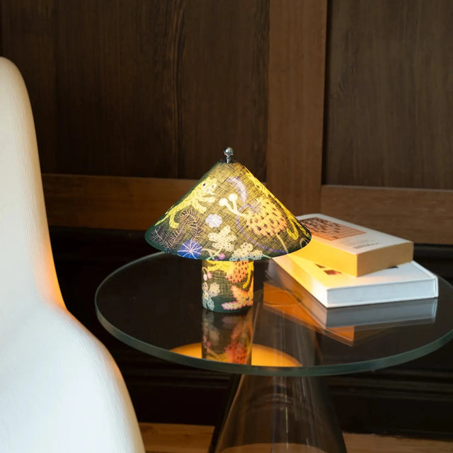 Loulou Lamp Midnight Garden beleuchtet auf einem Beistelltisch - Crème Atelier - DesignWe.Love