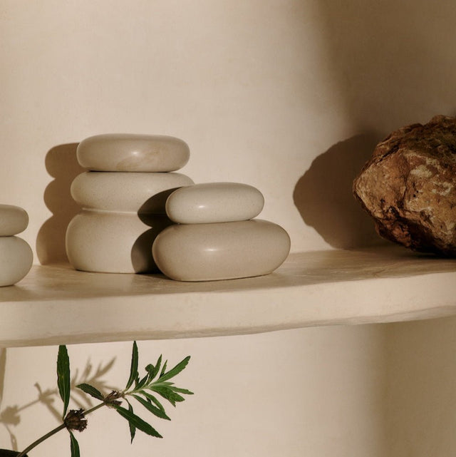 ferm LIVING Pebble Box Large Keramikdose als Deko im Regal
