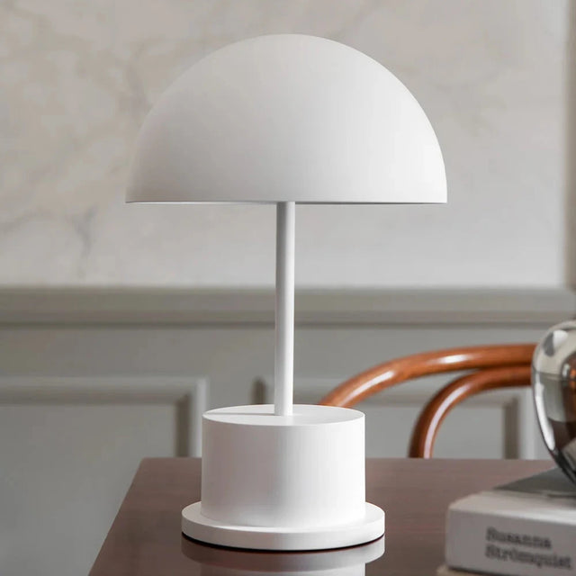 Printworks Riviera Lamp weiß, kabellose Tischlampe auf dunklem Schreibtisch