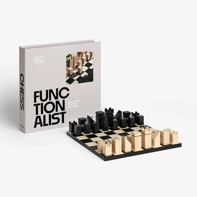 The Functionalist Schachspiel von Printworks – Verpackung neben aufgebautem Brett mit kubischen Figuren