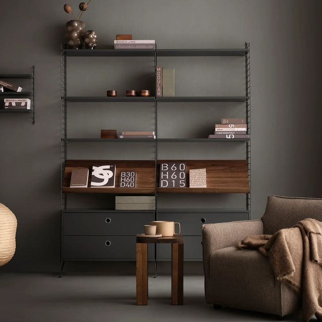 String Regal mit Regalböden in Dunkelgrau – String Furniture Regalsystem 30 cm tief