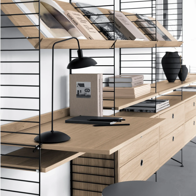 String Regal mit Regalböden in Eiche – String Furniture Regalsystem 30 cm tief