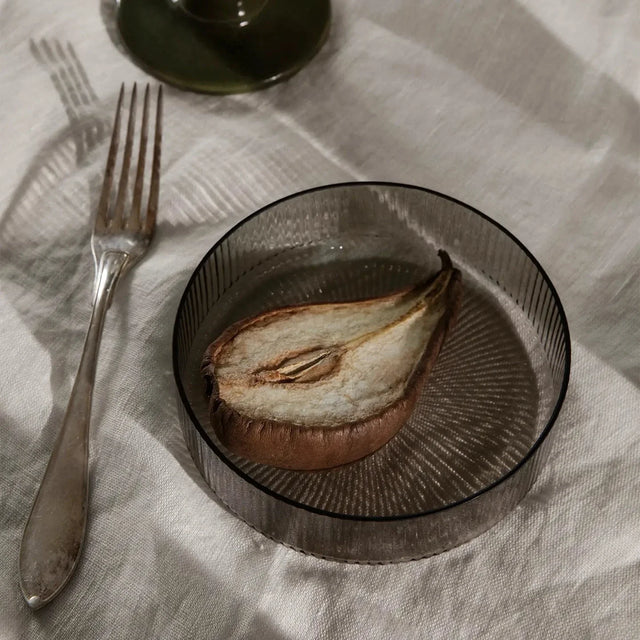 Dessertschale Glas Ripple grau auf dem gedeckten Tisch