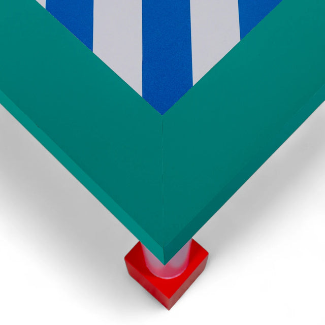 Seletti Supertable Squared Memphis Esstisch Blue Stripes – Detailansicht – DesignWe.Love