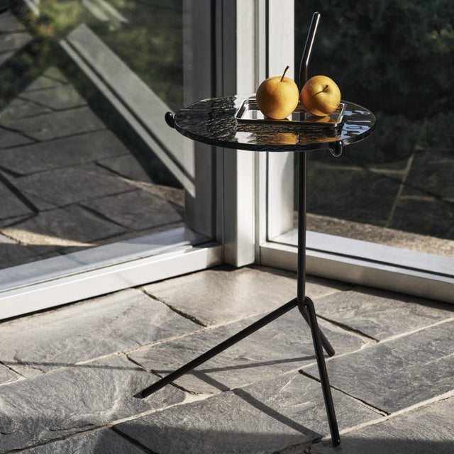 SH9 Halten Beistelltisch Warm Black/Smoked Glass – &Tradition – DesignWe.Love
