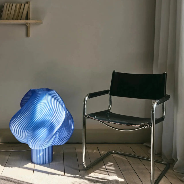 Soft Serve Stehleuchte Mega Blueberry Sorbet im Wohnzimmer neben MArcel Breuer Freischwinger - Crème Atelier - DesignWe.Love