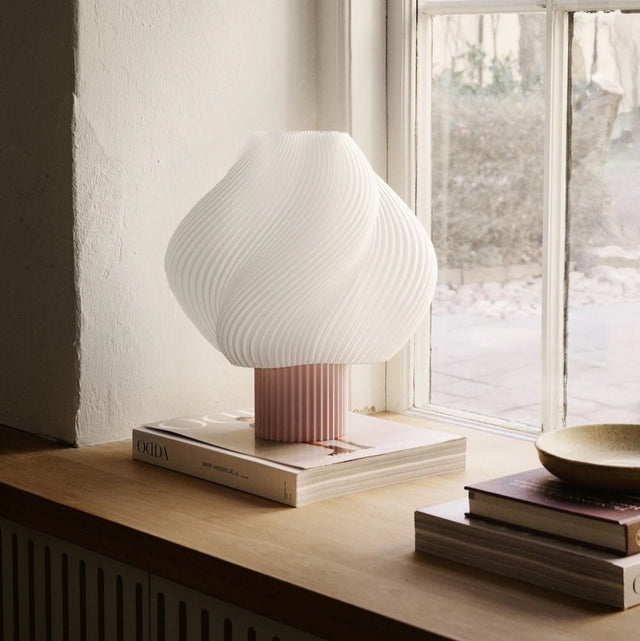 Soft Serve Tischleuchte Grande Wild Strawberry - Crème Atelier - DesignWe.Love