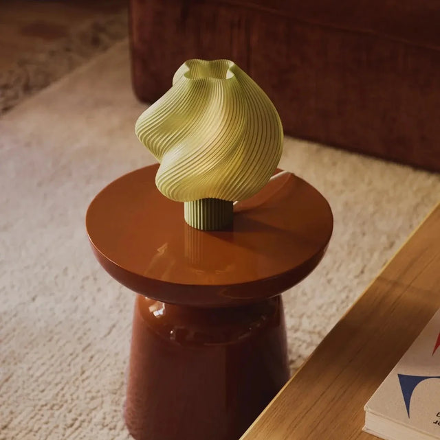 Soft Serve Tischleuchte Olive von Crème Atelier – Lifestyle-Ansicht