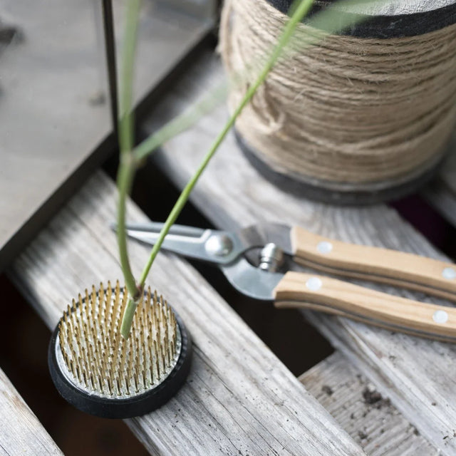 Blumenigel Kenzan in Schale: Blumen und Zweige stecken, Ikebana Zubehör Wikholm Form