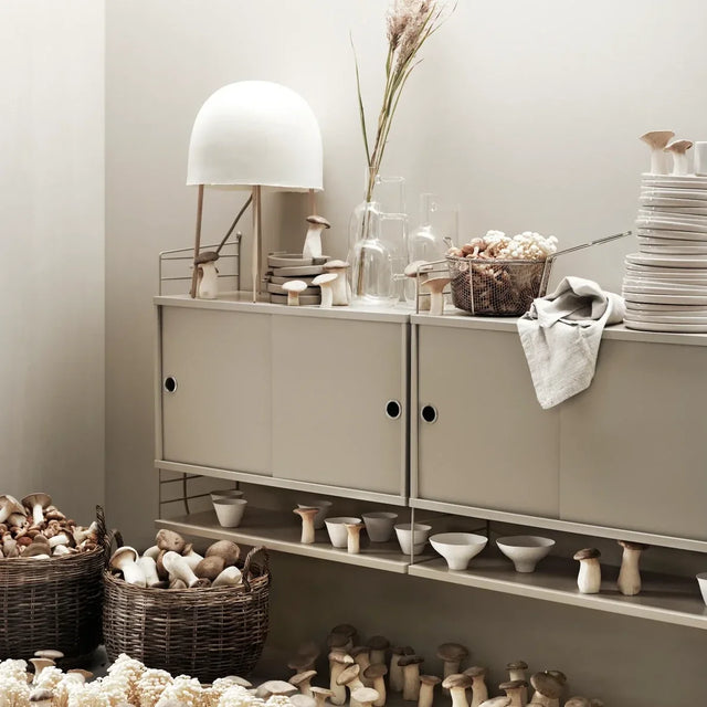 String Regal mit Schrank mit Schiebetüren in Beige – String Furniture Regalsystem