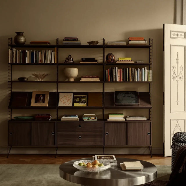 String Regal mit Schrank mit Schiebetüren in Dunkle Eiche – String Furniture Regalsystem